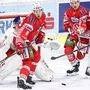 Nick Petersen und Marco Richter, der für den erkrankten Daniel Obersteiner in die Linie mit Lukas Haudum aufrückte, versuchen Salzburg-Goalie Lamoureux die Sicht zu nehmen