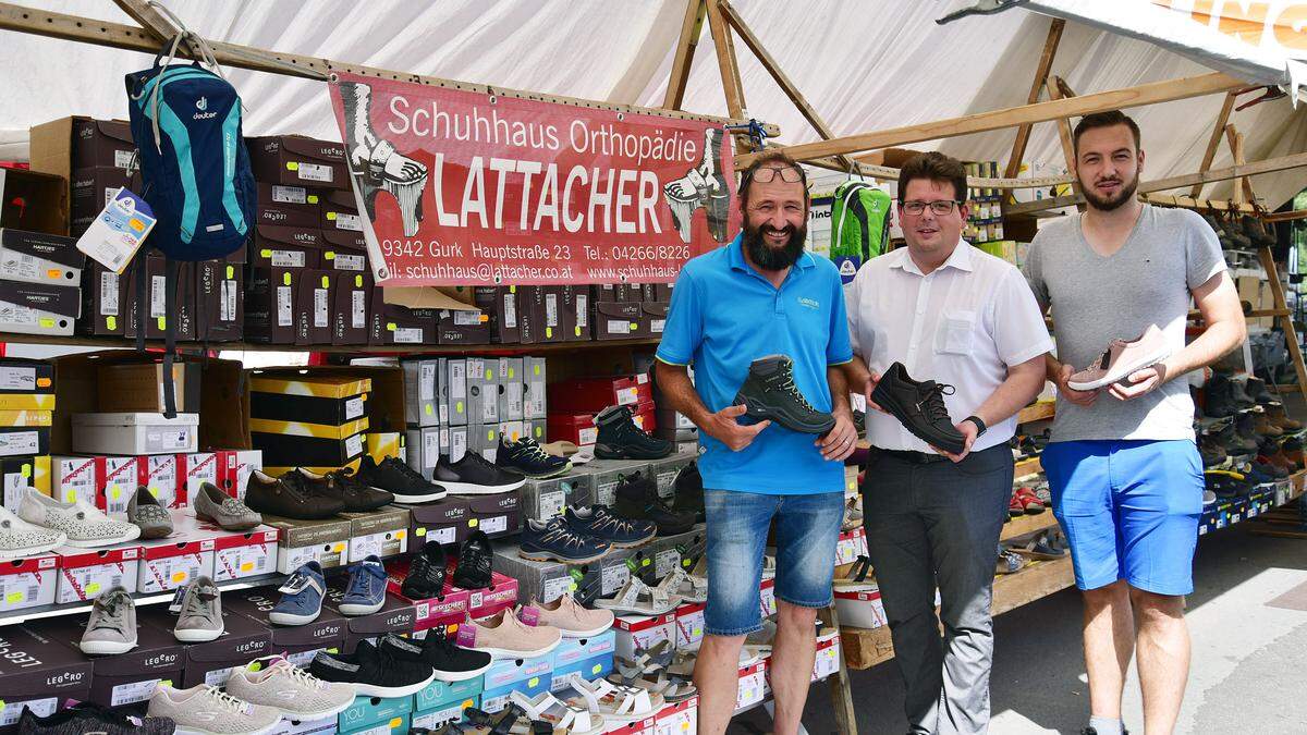 Marktreferent Stadtrat Christian Pober (Mitte) mit den Chefs des Gurktaler Schuhauses Lattacher, treuen Fieranten der Krämermärkte. 