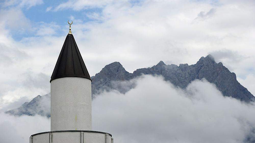 Der Islam gehört seit mehr als 100 Jahren zu Österreich: Noch in der Monarchie wurde 1912 das erste Islamgesetz beschlossen. Ordentliche Moscheen mit Minarett gibt es bisher nur vier.
