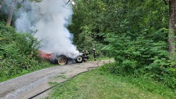 Am Mittwochnachmittag (26. August) wurden die Feuerwehren Weißkirchen und Baierdorf im Bezirk Murtal zu einem Traktorbrand nach Schwarzenbach alarmiert.