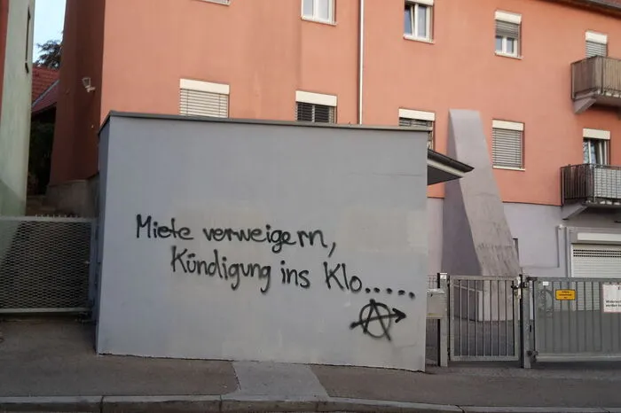 In der Steinfeldgasse beginnend ("Häuser besetzen"), mit Markierungen in der Prankergasse und bis zur Idlhofgasse setzen sich diese Schmierereien fort, erzählen empörte Anrainer.
