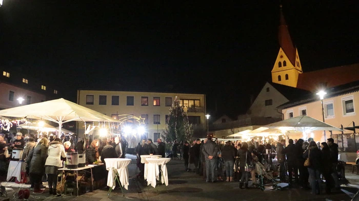 Der heimelige Dorfplatz von Kainach bot ein stimmungsvolle Ambiente für den traditionellen Kainacher Adventmarkt. 