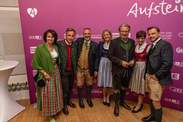 Die Tradition gefeiert haben auch Alt-Bürgermeister Siegfried Nagl mit Gattin Andrea zu Gast bei Landeshauptmann Christopher Drexler und den Veranstaltern Giuseppe Perna, Astrid Perna-Benzinger, Alexandra und Markus Lientscher