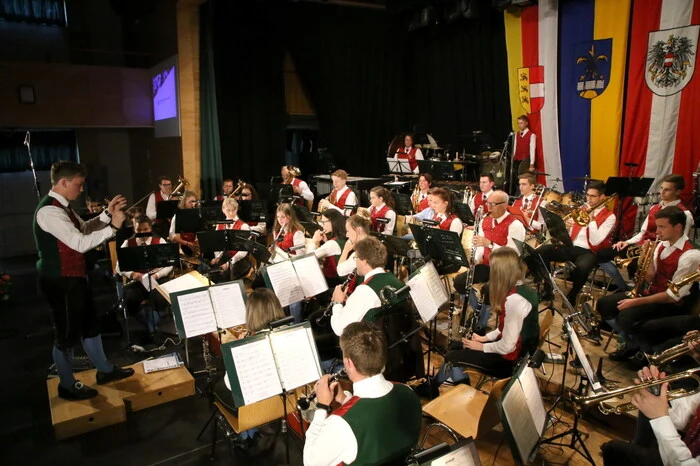 Zahlreiche Besucher waren aus diesem Grund in das örtliche Kulturhaus gepilgert, um dem Klangkörper unter Kapellmeister Armin Korak (Foto) zu lauschen. 