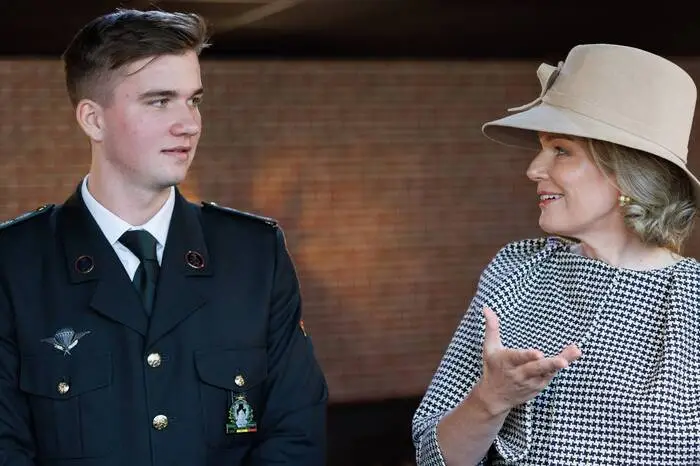 Ihr Bruder gilt ebenfalls als einer der begehrtesten royalen Junggesellen der Welt: Prinz Gabriel (*2003). Der Zweite in der belgischen Thronfolge studiert an der königlichen Militärakademie und ist offiziell noch Junggeselle. 