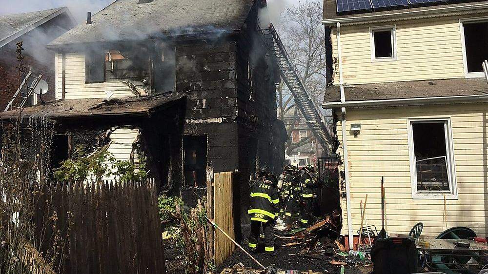 Das Holzhaus wurde ein Raub der Flammen, fünf Menschen starben