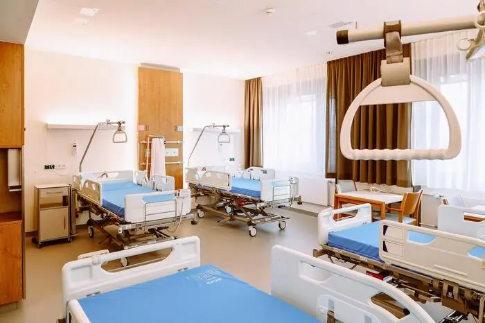 Statt sechs Betten sind nun in jedem Zimmer vier Betten.