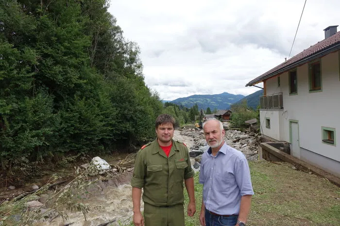 Schöders Bürgermeister Rudolf Mürzl und Kommandant Ernst Klauber vor dem Katschbach. Fünf Häuser mussten in diesemBereich nach dem Unwetter evakuiert werden.