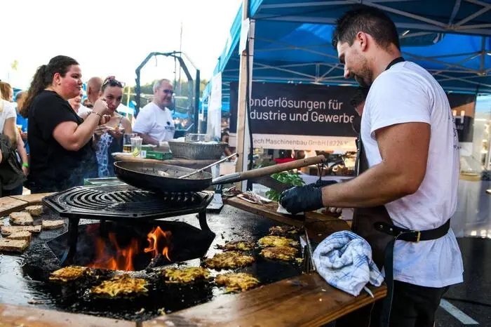 So nebenbei gab es für die vielen Besucher köstliche Schmankerln von Schwein, Rind sowie Burger und Ripperl 