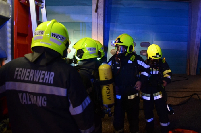 Nach dem Errichten des Brandschutzes und Stabilisierung der Unfallfahrzeuge wurden die eingeklemmten Personen mit hydraulischen Rettungsgeräten aus ihren Fahrzeugen befreit und zum eingerichteten Sanitätssammelplatz gebracht.