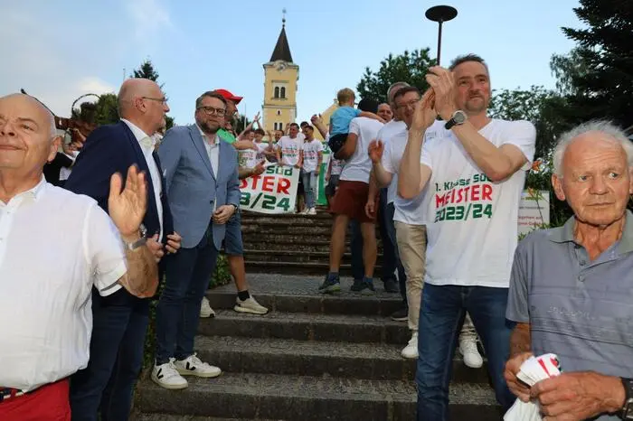 „Wir waren jetzt 63 Jahre ohne Titel und freuen uns besonders, dass wir nun in der Gebietsliga spielen werden. Dieser Erfolg gelang nur durch das Zusammenwirken von Funktionären, Trainer, Spielern und den begeisterten Fans“, sagte Bürgermeister Martin Weber (2.v.r.)