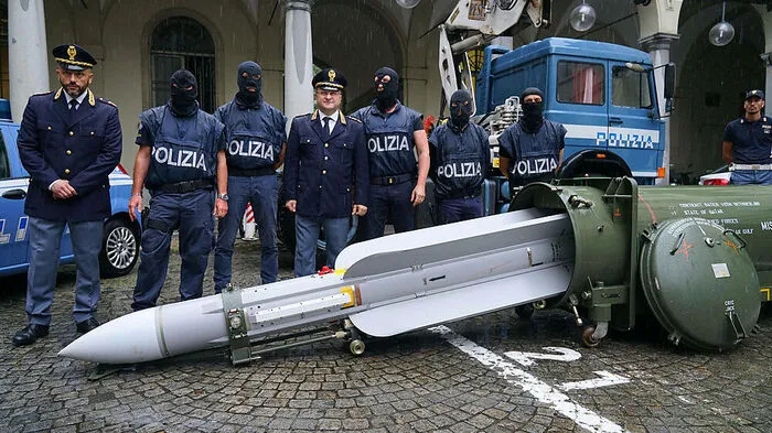 Die Ermittler vor der Luft-Luft-Rakete vom Typ Matra S530