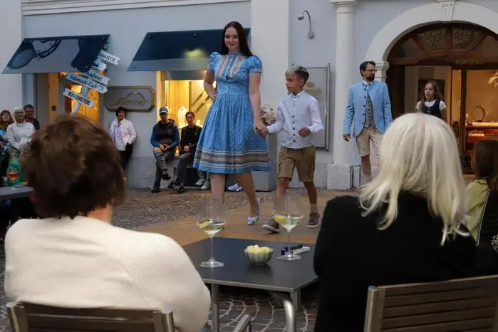 Am Rauterplatz fand eine Modenschau von Sommer - mit Tracht und eleganten Sommertrends von Elisabeth Sommer - auf dem Laufsteg statt. Die musikalisch vom „Smartie Jo“ alias Martin Sabitzer umrahmt wurde.