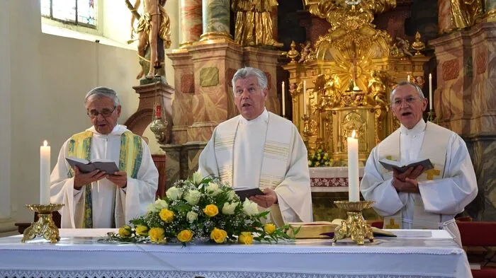 Vor 60 Jahren wurde Robert Knopper, mittlerweile Pfarrer in Gabersdorf, zum Priester geweiht. Dieses Jubiläum wurde am Sonntag mit einem Dankgottesdienst entsprechend gefeiert.