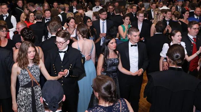 Zahlreiche Uniangehörige, Freunde der Alma Mater Leobiensis und der Uni nahestehende Unternehmen sowie alle Ballbegeisterten folgten am Freitag der Einladung zum diesjährigen Ball der Montanuniversität Leoben. Dieser fand in den Räumlichkeiten des Live Congress Leoben statt.