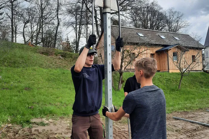 Pflanzen der Weinstöcke durch Schülerinnen und Schüler der Weinbaufachschule Silberberg  
