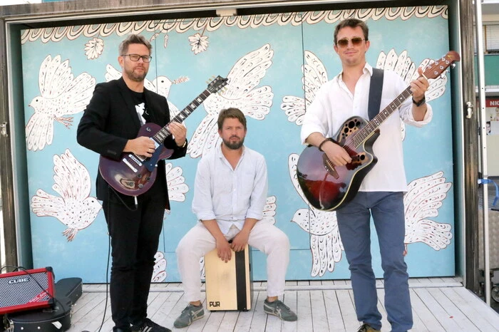 Bevor es zur Aufführung des Lustspiels „Die Dame Kobold" kam, geigte im Vorprogramm das Trio „Bluespension“ (Florian Eisner, Dominik Kaschke, Stefan Moser, von links) auf. 