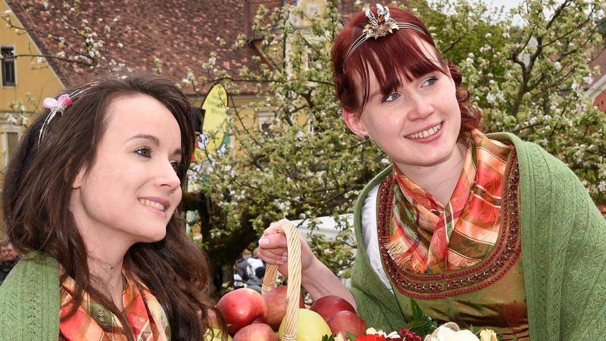 Gewählt wurden die Apfelhoheiten Magdalena I. und Lisa I.