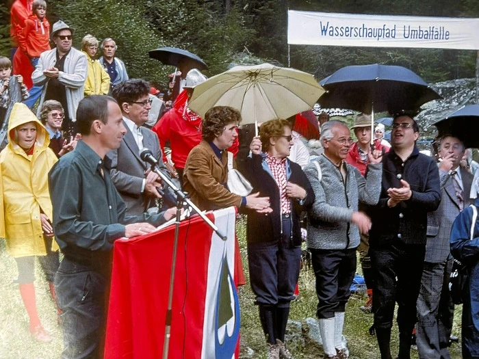 Wolfgang Retter am Rednerpult bei der Eröffnung des Wasserschaupfads Umballfälle im Jahr 1976 . . .
