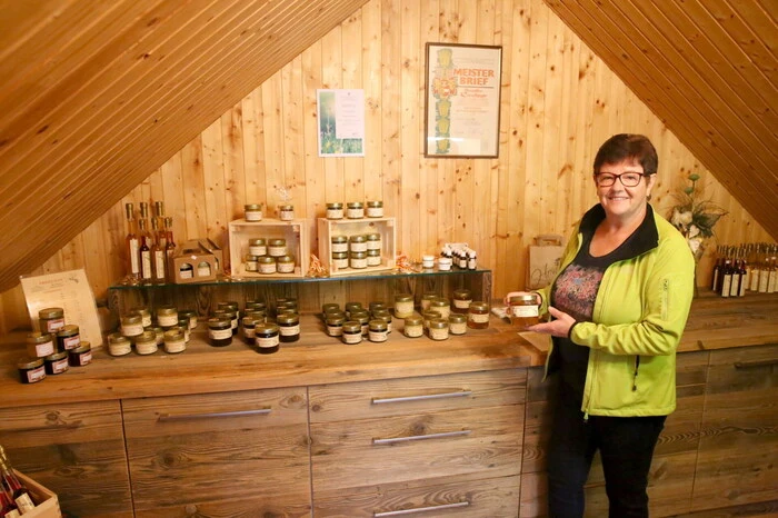 Zu den Höhepunkten zählten der Besuch der Bio-Imkerei von Brigitte Kirchner (Foto) und die Besichtigung des Milchviehbetriebes von Bettina Taferner am Gaisberg. 