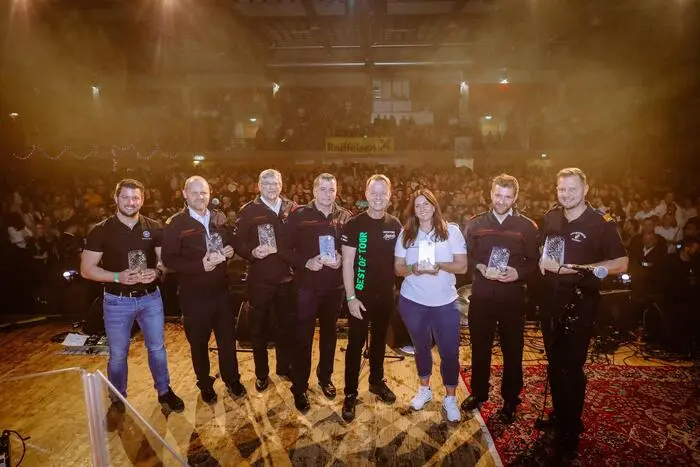 Kommandanten und Kommandantin der geehrten Einsatzorganisationen: Alexander Herk (Bergrettung), Andreas Köck (FF Gai), Manfred Winkler (FF Gimplach), Gregor Reissner (FF Hafning), Mario Abl, Michaela Aigner (Rotes Kreuz), Michael Fürstaller (FF Laintal), Alexander Siegmund (FF Trofaiach) 