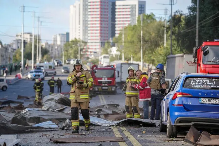 Rauchwolken waren über der Stadt zu sehen. An einem Verkehrsknotenpunkt standen zerbombte Autos. "Die Hauptstraßen von Kiew sind von Sicherheitskräften gesperrt worden, die Rettungskräfte sind im Einsatz", schrieb Klitschko. Es gab mindestens fünf Tote und zwölf Verletzte.