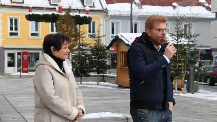 Bürgermeister Harald Bergmann und Gemeinderätin Ingrid Kaltenegger eröffneten Mitte Dezember am Knittelfelder Hauptplatz die Ausstellung „Kultur !Schau! Fenster“.