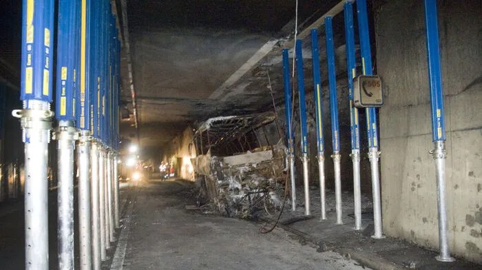 Die Sperre des Gleinalmtunnels auf der steirischen Pyhrnautobahn (A9) bleibt nach dem Fahrzeugbrand am Donnerstgabend bis zu eineinhalb Monate aufrecht.