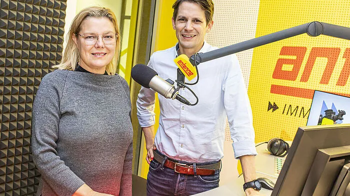 Kathrin Stainer-Hämmerle mit Redakteur Thomas Cik bei der Aufnahme des Podcasts