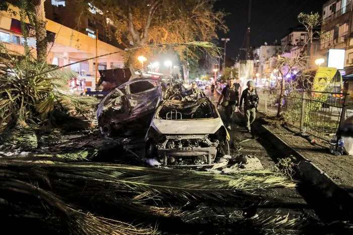 Doch in Rishon LeZion, einem Vorort von Tel Aviv, traf eine Rakete ein Gebäude, wodurch eine 50-Jährige ums Leben kam. Zwei weitere Frauen seien zudem bei Einschlägen in Ashkelon getötet worden. In dem arabisch-jüdischen Ort Lod bei Tel Aviv starben zwei Menschen, als eine Rakete ein Fahrzeug traf. Mehr als 200 Israelis sollen bisher verletzt worden sein.
