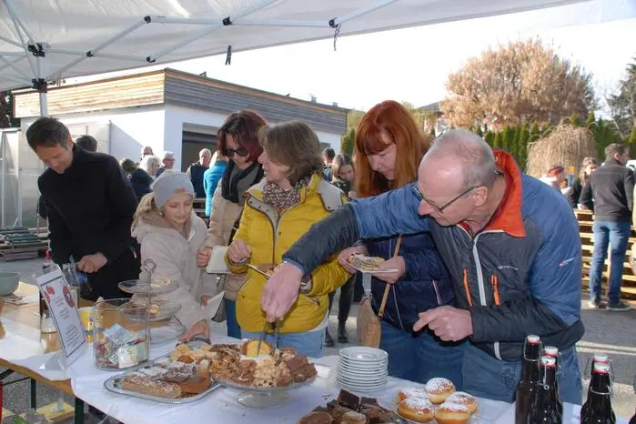 Für das leibliche Wohl sorgte in bewährter Manier die örtliche Feuerwehr Albersdorf mit Tee, Glühwein und Würstel. Weiters gab es einen Kaffee- und Kuchenstand auf Basis einer freiwilligen Spende, wie Organisatorin Angelika Leinweber anmerkt. Der Spendenbetrag kommt dem Verein „Von Mama zu Mama“ zugute.  