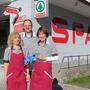 Claudia Huber, Johann und Birgit Hinteregger vor der neuen sanierten Spar-Filiale in Sirnitz