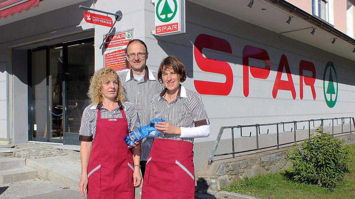 Claudia Huber, Johann und Birgit Hinteregger vor der neuen sanierten Spar-Filiale in Sirnitz