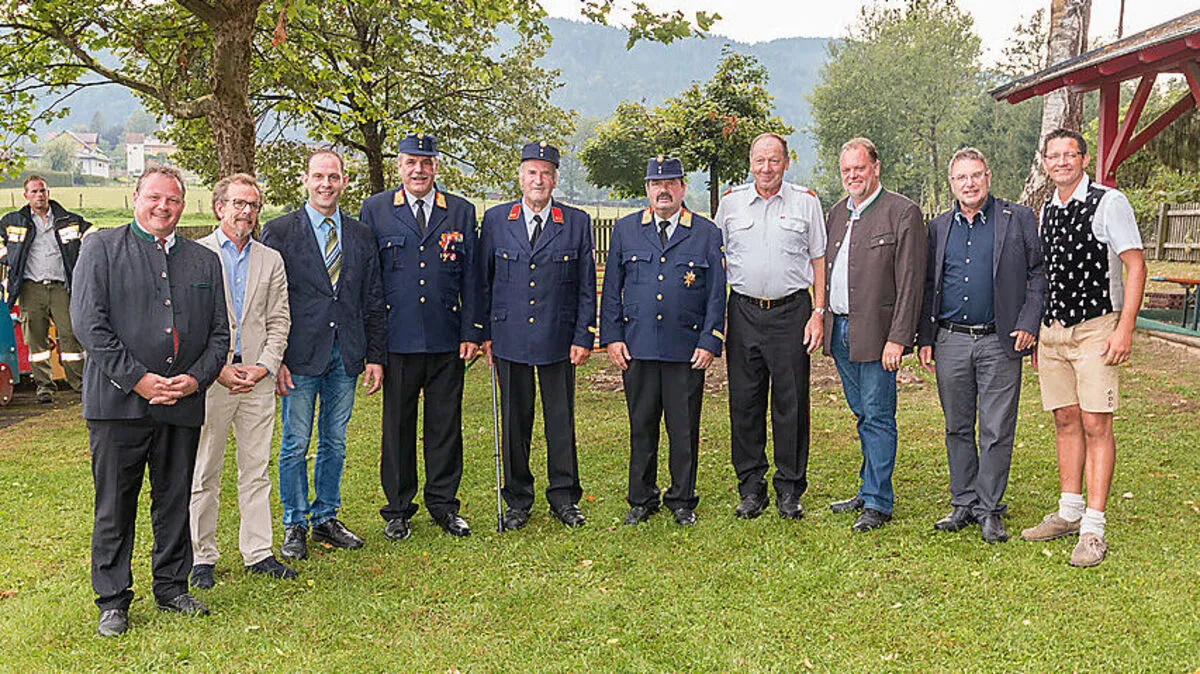 Die Feldkirchner Kommunalpolitiker stellten sich bei der Ehrung ein 