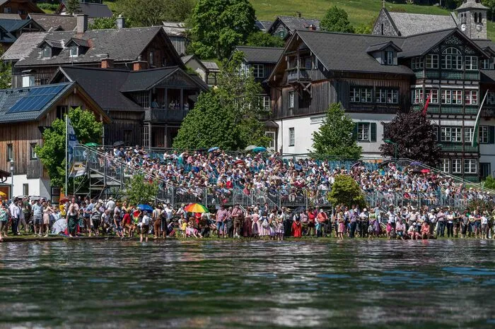 Tausende Zuseher verfolgten die Show an den Ufern des Grundlsees