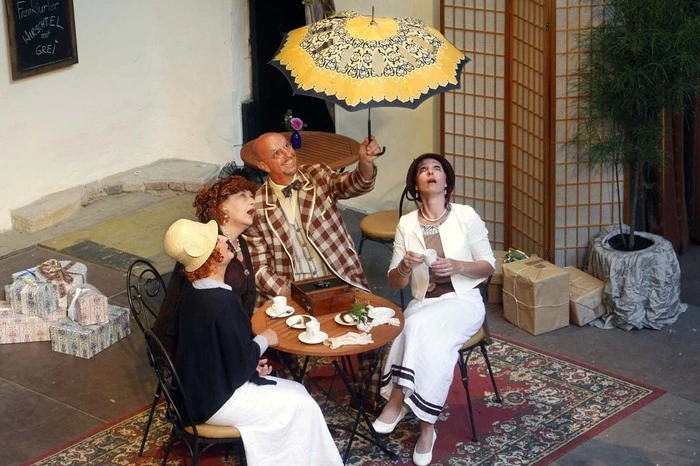 Bei der Theaterpremiere im Schloßhof Burgau letztes Wochenende brillierten Johannes Goger...    
