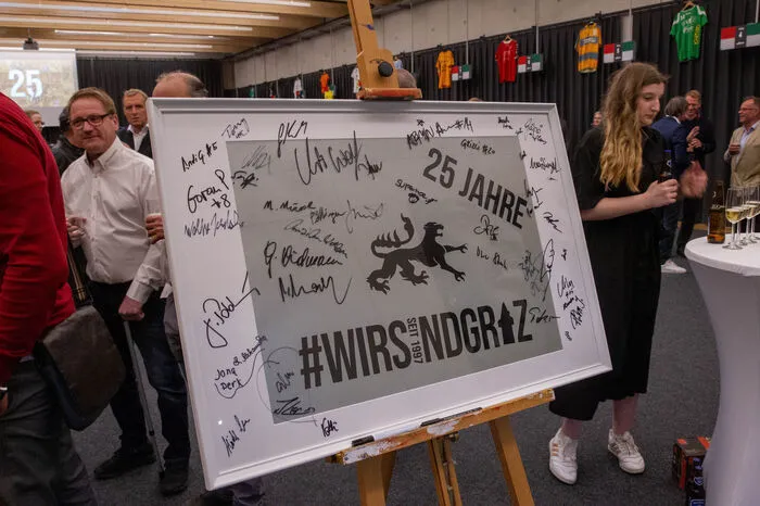 Die Gäste trugen sich auf dem Logo der Grazer ein