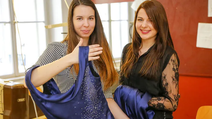 Nina Ehrenhöfler und Sandra Lehofer, Modeschule Graz am Ortweinplatz, bei der Arbeit