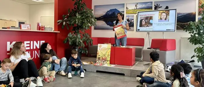 Autorin Andrea Schwab und ihr junges Publikum im Liezener Regionalbüro der Kleinen Zeitung