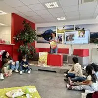Autorin Andrea Schwab und ihr junges Publikum im Liezener Regionalbüro der Kleinen Zeitung