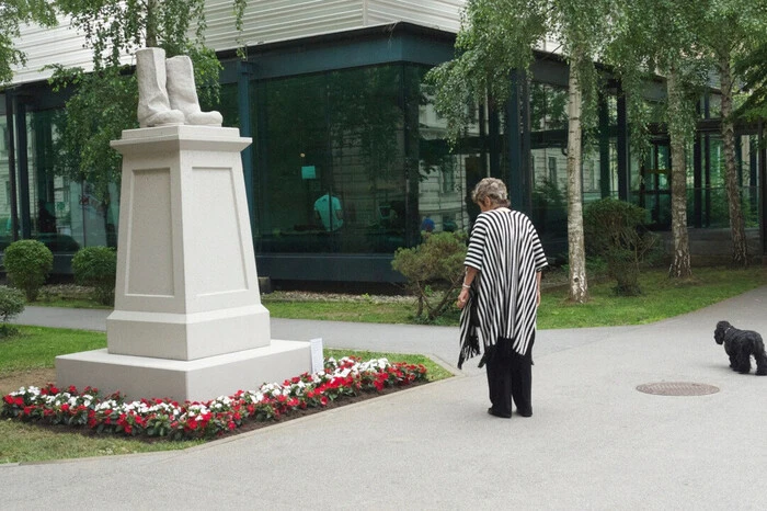 Monument For a Destroyed Monument. Künstlerin Anna Jermolaewa setzt sich vor dem Uni-Institut für Geschichte in Graz mit den Überbleibseln des Bildersturms im Osteuropa nach der Wende auseinander.