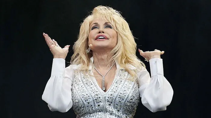 "So billig auszusehen" war teuer, sagt Dolly Parton selbst