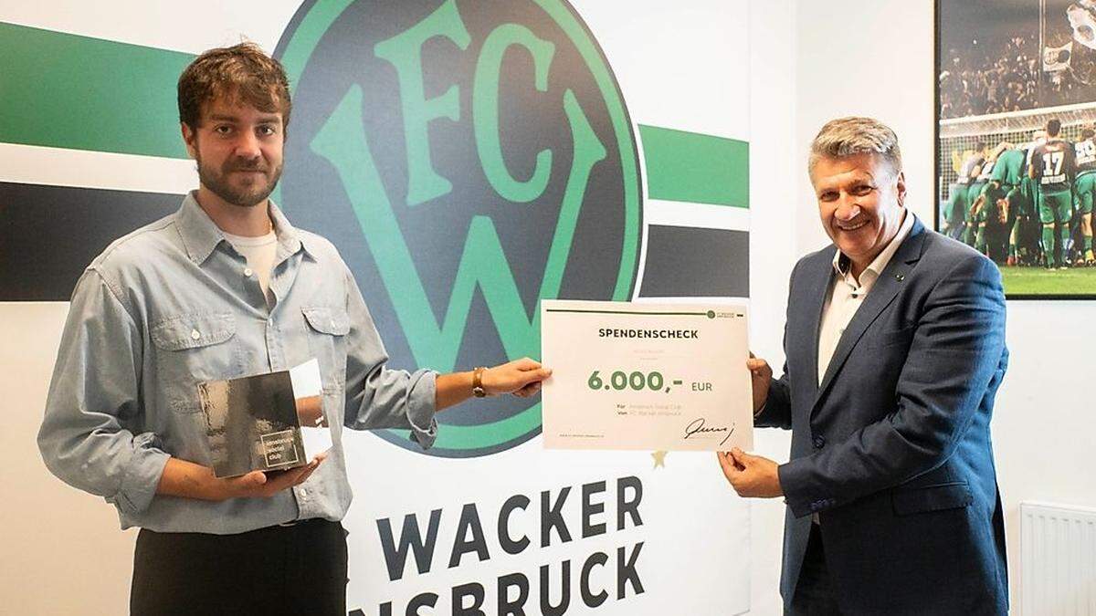 Laurin Strele-Pupp vom Innsbruck Social Club bekommt den größten Teil der Summe von FCW Präsident Joachim Jamnig überreicht