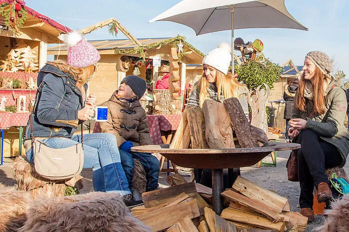 Holzprodukte, Filzarbeiten, Backwaren und vieles mehr können Besucher beim Adventmarkt auf dem Pyramidenkogel erwerben. Für Kinder gibt es im Weihnachtshaus allerlei zu entdecken. Erstmals liest Weihnachtsbär Benno den jüngsten Besuchern Weihnachtsmärchen vor und singt weihnachtliche Lieder.Advent über den Wolken. Ab 23. 11., freitags 14 bis 19 Uhr, samstags und sonntags 11 bis 19 Uhr.