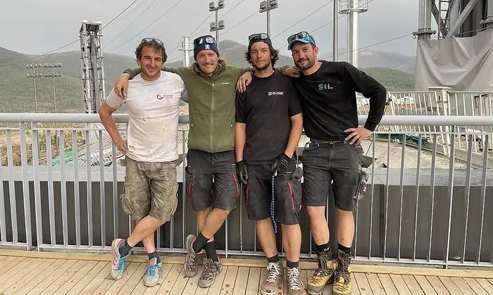 Das vierköpfige Montageteam: Markus Peiner (MSP), Sebastian Spatzek und Philipp Hopfgartner (Alpina) und Georg Landsmann (SIL)