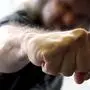 Man sieht die geballte Faust eines Mannes