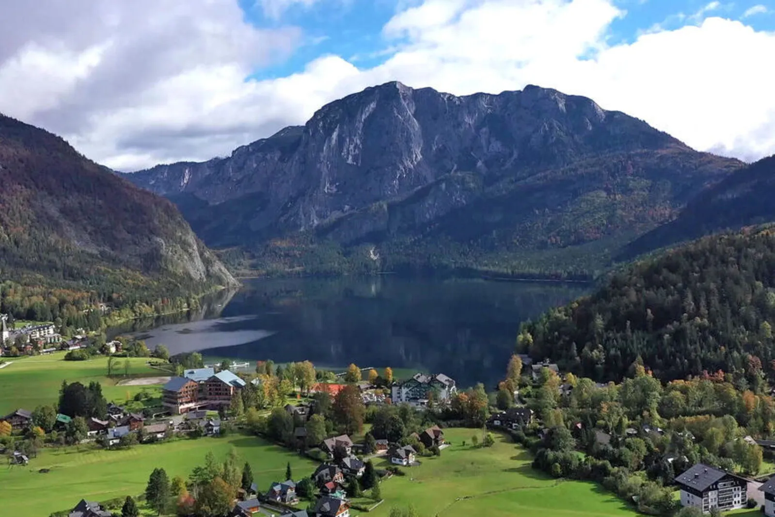 Der Altausseersee ist von Wäldern und Bergen umsäumt - ja sogar unter Wasser gibt es einen Wald 