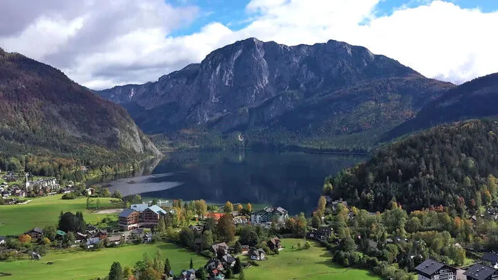 Der Altausseersee ist von Wäldern und Bergen umsäumt - ja sogar unter Wasser gibt es einen Wald 
