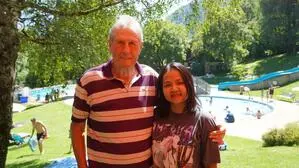 Bürgermeister Wilfried Pichler und die Bistro-Pächterin Sofie Ruedi Khanpraphai 