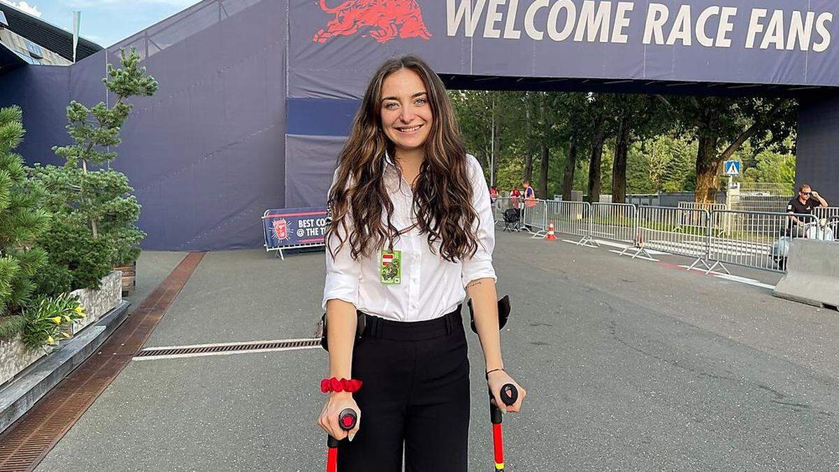 Tatjana Meklau arbeitet im Sommer am Red Bull Ring, die Krücken wird sie hoffentlich bald nicht mehr brauchen